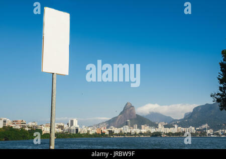 Un segno di vuoto che si affaccia sulla mitica de la Lagoa Rodrigo de Freitas a Rio de Janeiro in Brasile Foto Stock