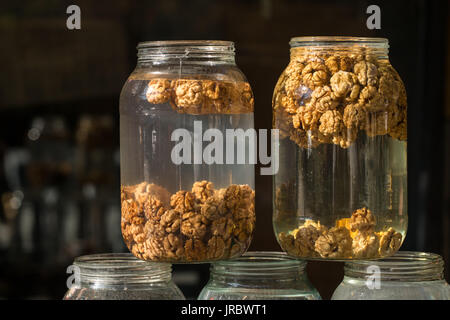 Le noci fresche per la vendita sul mercato Tajrish a Tehran, Iran Foto Stock