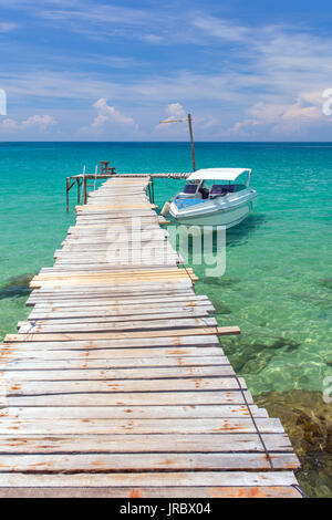 Yacht al jetty di Koh Kood island in Thailandia Foto Stock