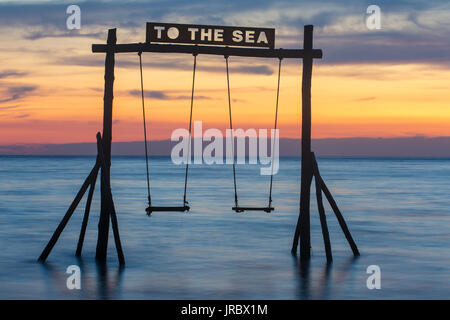 Swing in legno sulla spiaggia di Koh Kood island in Thailandia. Foto Stock