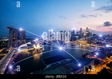 Attività di rete del sistema di connessione su Singapore smart city scape in business background.Network conection concept Foto Stock