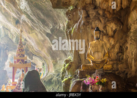 Tempio buddista in Saddar grotta nei pressi di Hpa-an in Myanmar Foto Stock