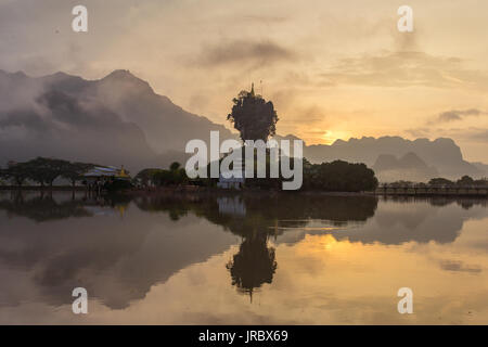 Bella Kyauk buddista Kalap Pagoda di Hpa-an, Myanmar. Foto Stock