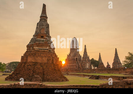 Wat Chaiwatthanaram tempio in al parco storico di Ayutthaya, Thailandia Foto Stock