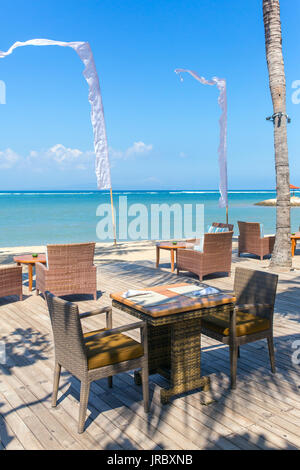 Lussuoso ristorante in spiaggia durante il giorno di sole sulla isola di Bali Foto Stock