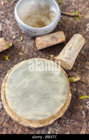 Legno di Thanaka e Kyauk pyin lastra di pietra. Tanaka è tradizione birmano cosmetic costituito da corteccia di albero di tanaka. Foto Stock