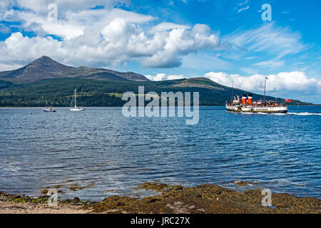 Ocean andando battello a vapore Waverley uscire Brodick Arran Argyll & Bute Scozia UK con capre di montagna è sceso a sinistra. Foto Stock