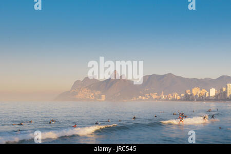 Tilt Shift surfer in Arpoador, Rio de Janeiro, Brasile Foto Stock