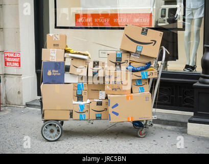 Un incustoditi camion carichi di pacchi, compresi, grembiule blu e Amazon, nel quartiere Flatiron di New York venerdì, 28 luglio 2017. (© Richard B. Levine) Foto Stock