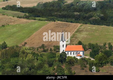 Solitaria chiesa in un paesaggio rurale. La fede in Dio. Vita di paese Foto Stock