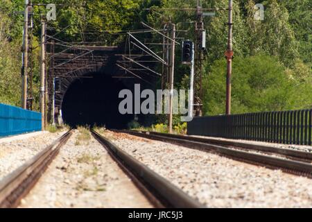 L'ingresso alla galleria il ponte ferroviario. Il viaggio in treno in Europa Foto Stock