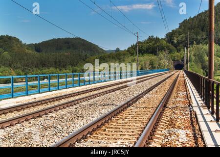 L'ingresso alla galleria il ponte ferroviario. Il viaggio in treno in Europa Foto Stock