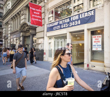 Vacante spazio retail nel quartiere Flatiron di New York il Mercoledì, 28 luglio 2017. Chiedendo affitti per primo piano terra retail ha lasciato cadere come dettaglianti attendere fino a che non si può ottenere un affare trattativa. ( © Richard B. Levine) Foto Stock