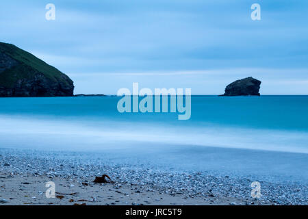 Portreath spiaggia e vista mare con Gull Rock e morbide onde a sera Alta Marea - Lunga esposizione: Portreath, Cornwall, Inghilterra. Foto Stock