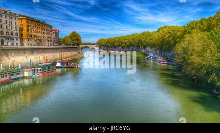 Scattata sul fiume di Roma questa foto, dalle sembianze di un dipinto. Foto Stock