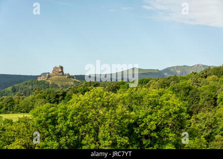 Il castello di Murol e massiccio del Sancy in background, vulcani Auvergne parco naturale Foto Stock