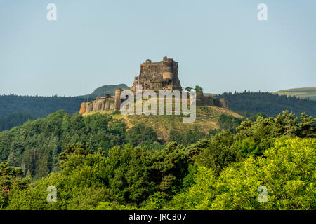 Il castello di Murol e massiccio del Sancy in background, vulcani Auvergne parco naturale Foto Stock