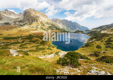 Vista aerea del grande stagno 'Wielki Staw' in Cinque Stagni polacco Valley 'Dolina Pieciu Stawow Polskich', Tatry montagne, Polonia Foto Stock