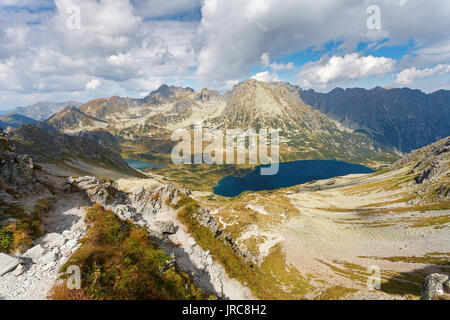 Vista aerea del grande stagno 'Wielki Staw' in Cinque Stagni polacco Valley 'Dolina Pieciu Stawow Polskich', Tatry montagne, Polonia Foto Stock