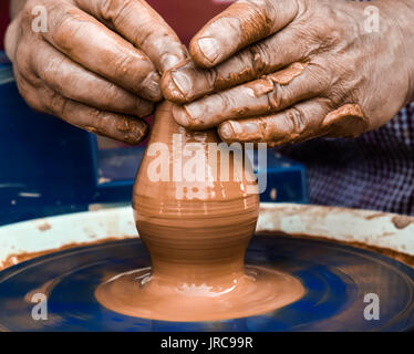 Master in ceramica facendo il suo lavoro Foto Stock