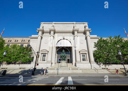 Il Museo Americano di Storia Naturale facciata di edificio con persone in una giornata di sole e cielo blu in New York Foto Stock