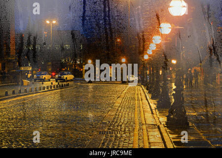 Guardando attraverso una finestra Misty con gocce di pioggia a William Brown St Liverpool Regno Unito Foto Stock