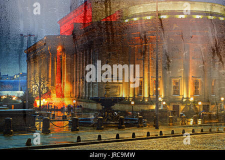 Guardando attraverso una finestra Misty con gocce di pioggia a St Georges Hall di Liverpool Regno Unito Foto Stock