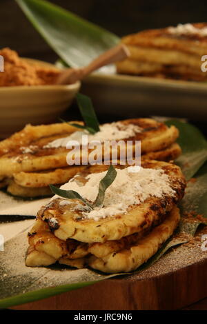 Pisang Plenet. Grigliate e appiattite le banane plantano da Semarang, Indonesia. Foto Stock