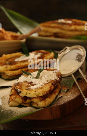 Pisang Plenet. Grigliate e appiattite le banane plantano da Semarang, Indonesia. Foto Stock