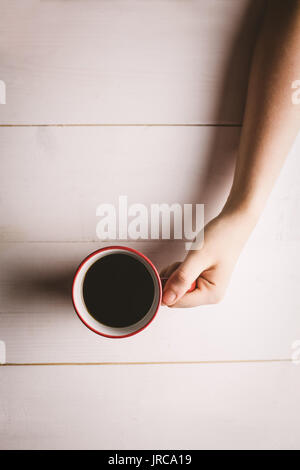 Close-up di womans mano azienda tazza da caffè Foto Stock