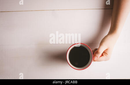 Close-up di womans mano azienda tazza da caffè Foto Stock