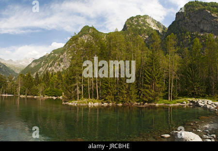 Italia: vista del lago alpino nella valle di Mello, verde valle circondata da montagne di granito e alberi da foresta rinominato l'italiano Yosemite Valley Foto Stock