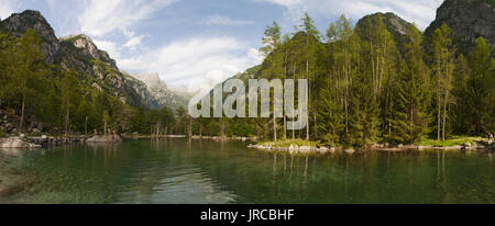 Italia: vista del lago alpino nella valle di Mello, verde valle circondata da montagne di granito e alberi da foresta rinominato l'italiano Yosemite Valley Foto Stock