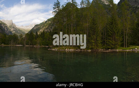 Italia: vista del lago alpino nella valle di Mello, verde valle circondata da montagne di granito e alberi da foresta rinominato l'italiano Yosemite Valley Foto Stock