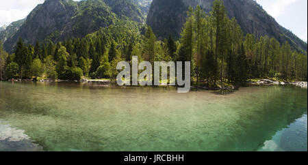 Italia: vista del lago alpino nella valle di Mello, verde valle circondata da montagne di granito e alberi da foresta rinominato l'italiano Yosemite Valley Foto Stock