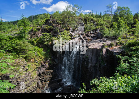 Victoria Falls nella foresta Slattadale, cascata sul Abhainn Garbhaig fiume che scorre a Loch Maree, Wester Ross, Highlands scozzesi, Scotland, Regno Unito Foto Stock