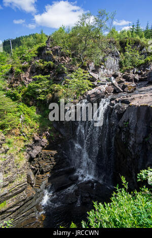 Victoria Falls nella foresta Slattadale, cascata sul Abhainn Garbhaig fiume che scorre a Loch Maree, Wester Ross, Highlands scozzesi, Scotland, Regno Unito Foto Stock
