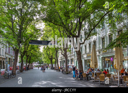 Negozi e caffetterie su Schillerstrasse nella città vecchia, Weimar, Turingia, Germania Foto Stock