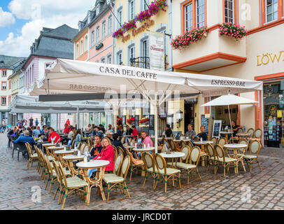 Cafe in Hauptmarkt nella città vecchia, Trier, Renania-Palatinato, Germania Foto Stock