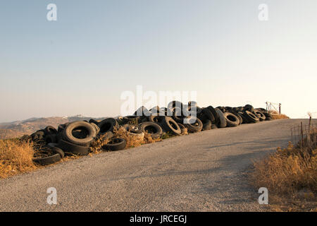 Ruote auto sulla strada asfaltata in isola greca Foto Stock