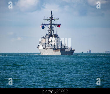 . La USS Donald Cook, DDG-75, un Arleigh Burke-class missile distruttore, lascia il porto di Portsmouth Foto Stock