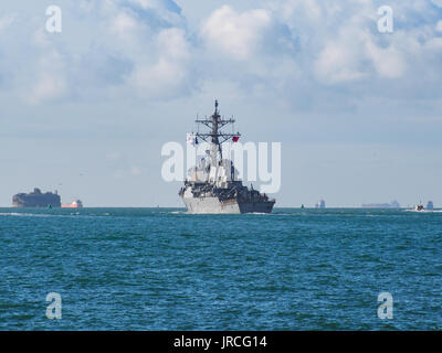 . La USS Donald Cook, DDG-75, un Arleigh Burke-class missile distruttore, lascia il porto di Portsmouth Foto Stock