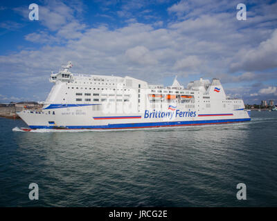 Il Brittany ferry Mont St Michel di lasciare il porto di Portsmouth e immettendo il Solent Foto Stock