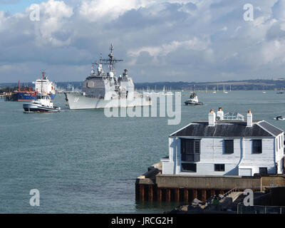 La USS Philippine sea vele nel Solent da Portsmouth Porto, Inghilterra. Foto Stock