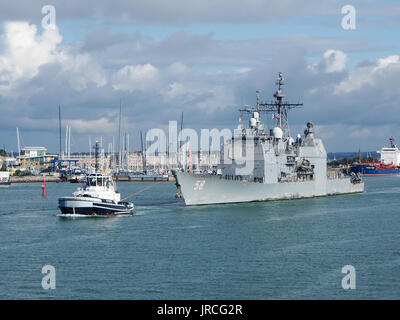 La USS Philippine sea vele nel Solent da Portsmouth Porto, Inghilterra. Foto Stock