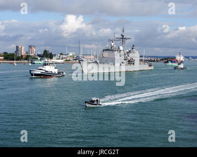 La USS Philippine sea vele nel Solent da Portsmouth Porto, Inghilterra. Foto Stock