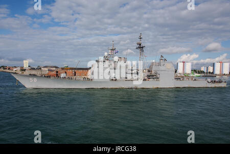 La USS Philippine sea vele nel Solent da Portsmouth Porto, Inghilterra. Foto Stock