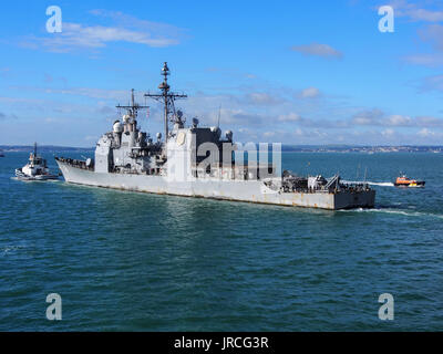 La USS Philippine sea vele nel Solent da Portsmouth Porto, Inghilterra. Foto Stock