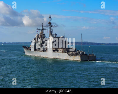 La USS Philippine sea vele nel Solent da Portsmouth Porto, Inghilterra. Foto Stock