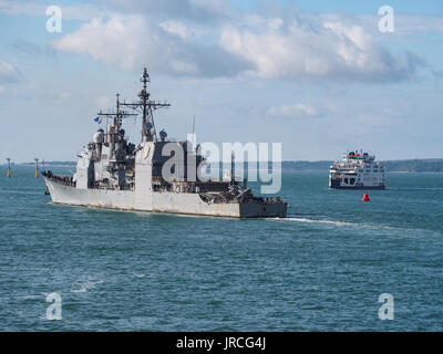 La USS Philippine sea vele nel Solent da Portsmouth Porto, Inghilterra. Foto Stock